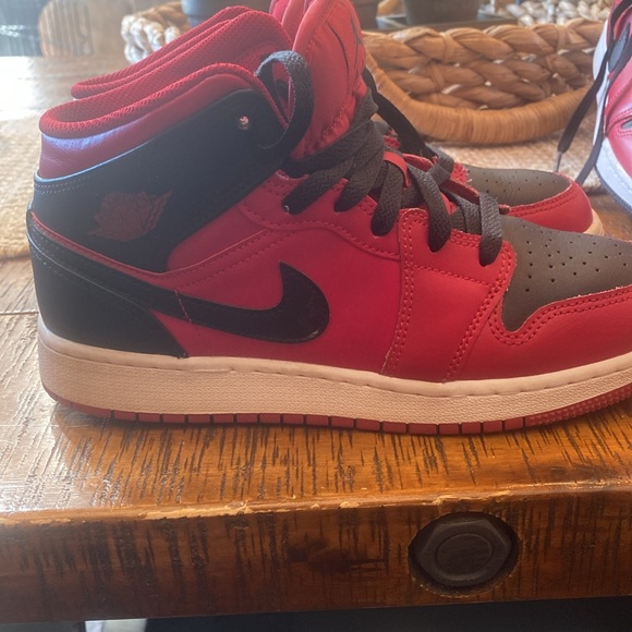 Two pairs air Jordans Jordan 1 Mid and Jordan 1 Low - Picture 3 of 7